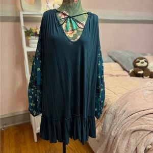 Free People “Mix It Up” tunic in Jade with Floral Sleeves Size L